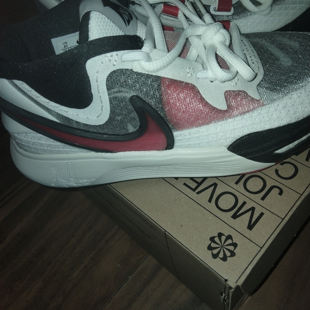 Nike Kyrie Irving shoes - Picture 6 of 6